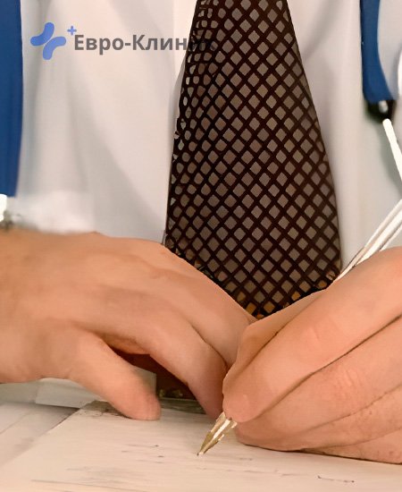 доктор делает записи доктор с ручкой сидит за столом