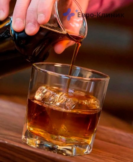 стакан с алкоголем и кофе